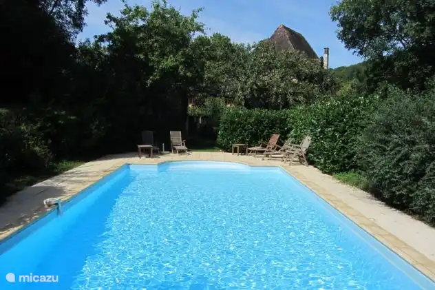 Das Schwimmbad (11×5) ist beheizt und verfügt über einen Schallschutz und einen Zaun.