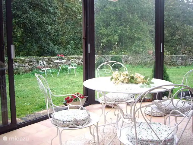 den Wintergarten, um eine Weile ruhig zu sitzen.