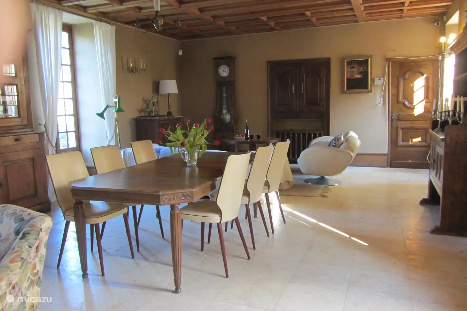 teilweise Wohnzimmer; Hinter den beiden Schranktüren verbirgt sich der Fernseher... Die Tür geht in den Saal