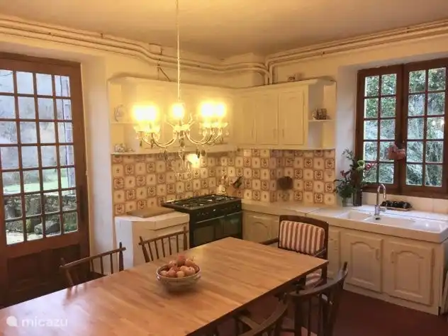 schöne Küche, es gibt Platz für 8 Personen am Tisch, mit mehr essen wir auf der Terrasse draußen oder im Wohnzimmer, wo wir einen Tisch hinzufügen...