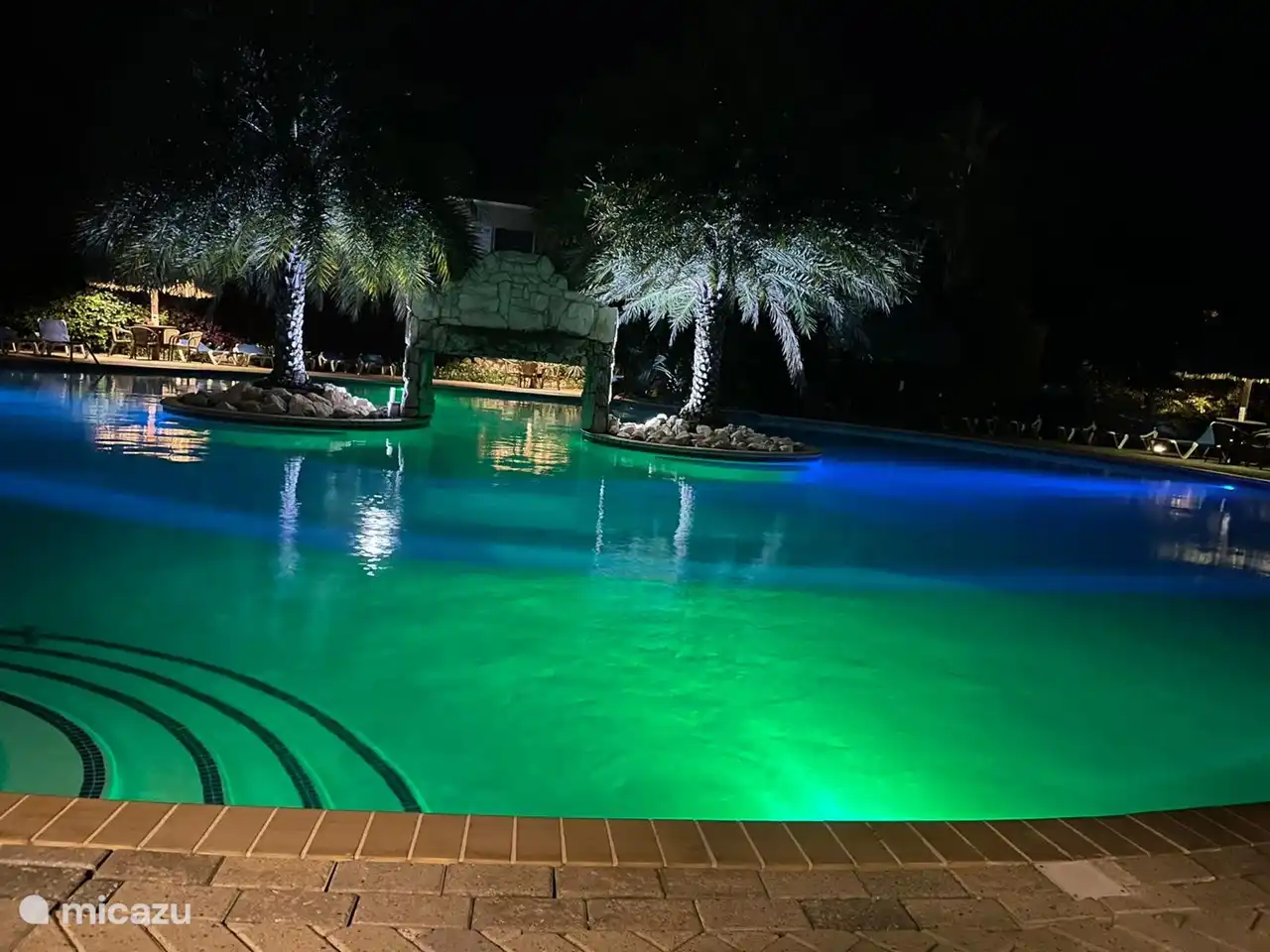 Piscina por la noche, para ser utilizada hasta las 10.00 am