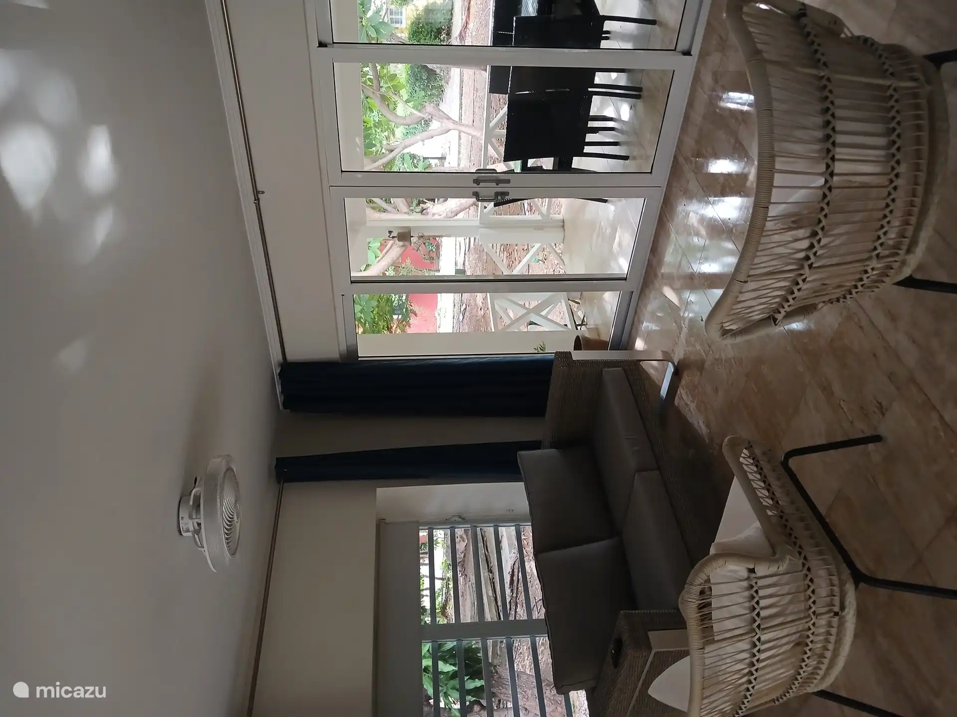 Amplia sala de estar con acceso a la terraza