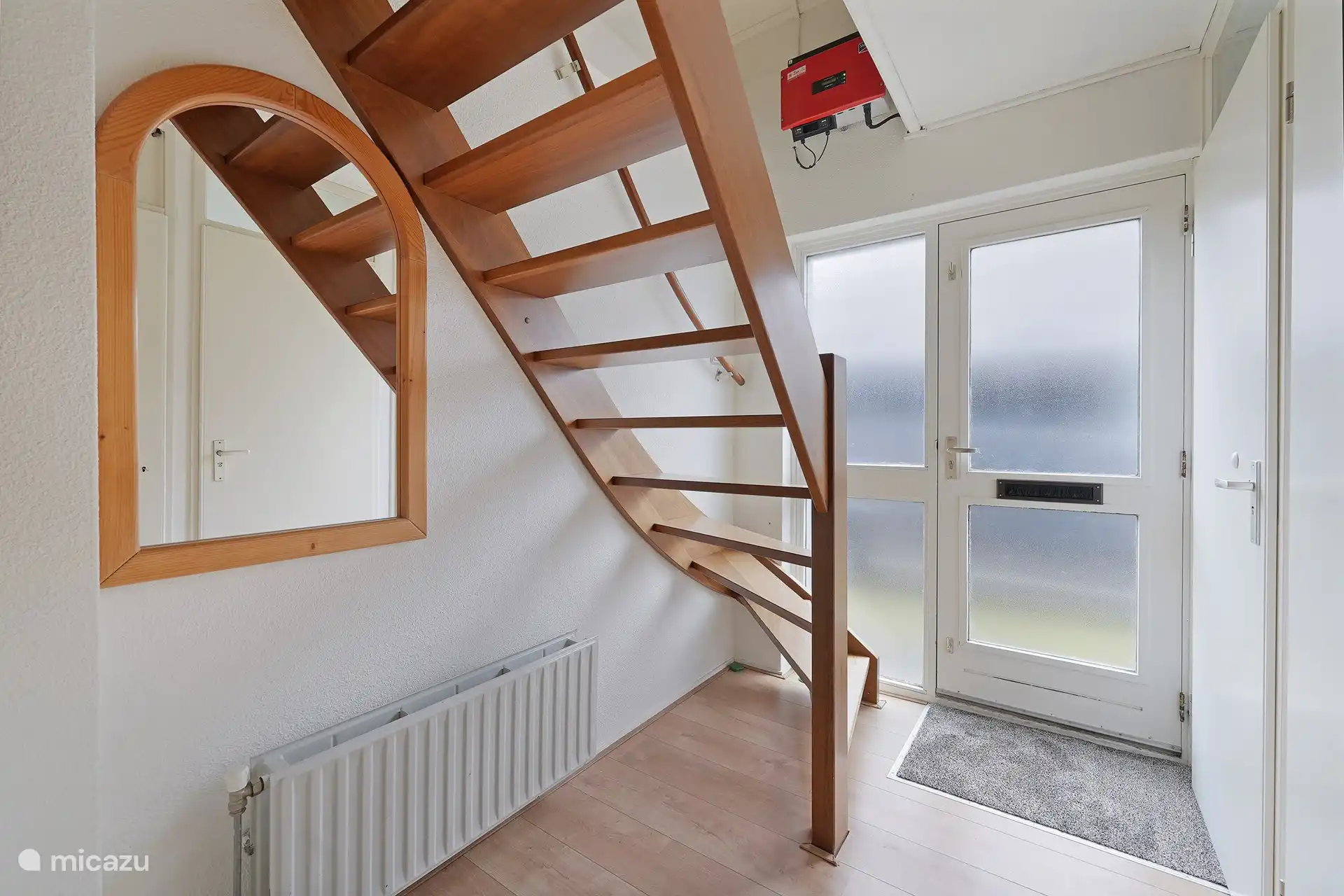 Vestíbulo y escalera