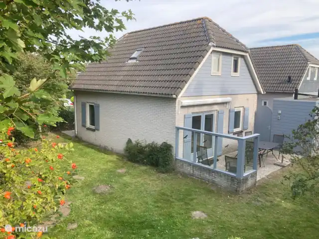 Chisporrotea en Países Bajos, Holanda Meridional, Ouddorp - casa vacacional Vista del patio trasero que está separado