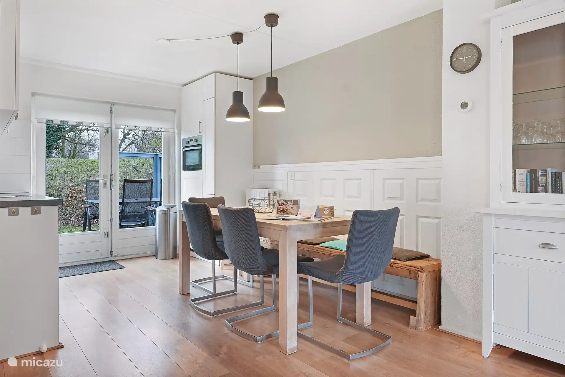 La mesa de comedor junto a la cocina y una vista del horno y el refrigerador y el amplio armario de la farmacia
