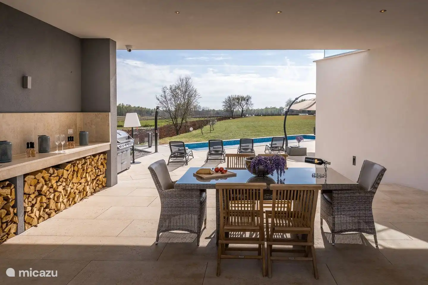 überdachter Esstisch für den Außenbereich