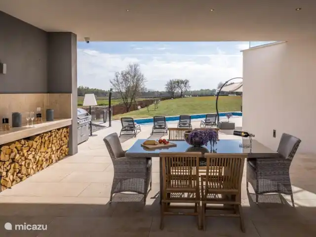 villa en Croacia, Istria, Porec – Villa Corolan mesa de comedor exterior cubierta
