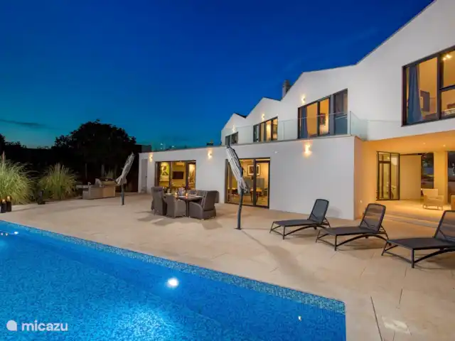 villa en Croacia, Istria, Porec – Villa Corolan villa Corolan por la noche