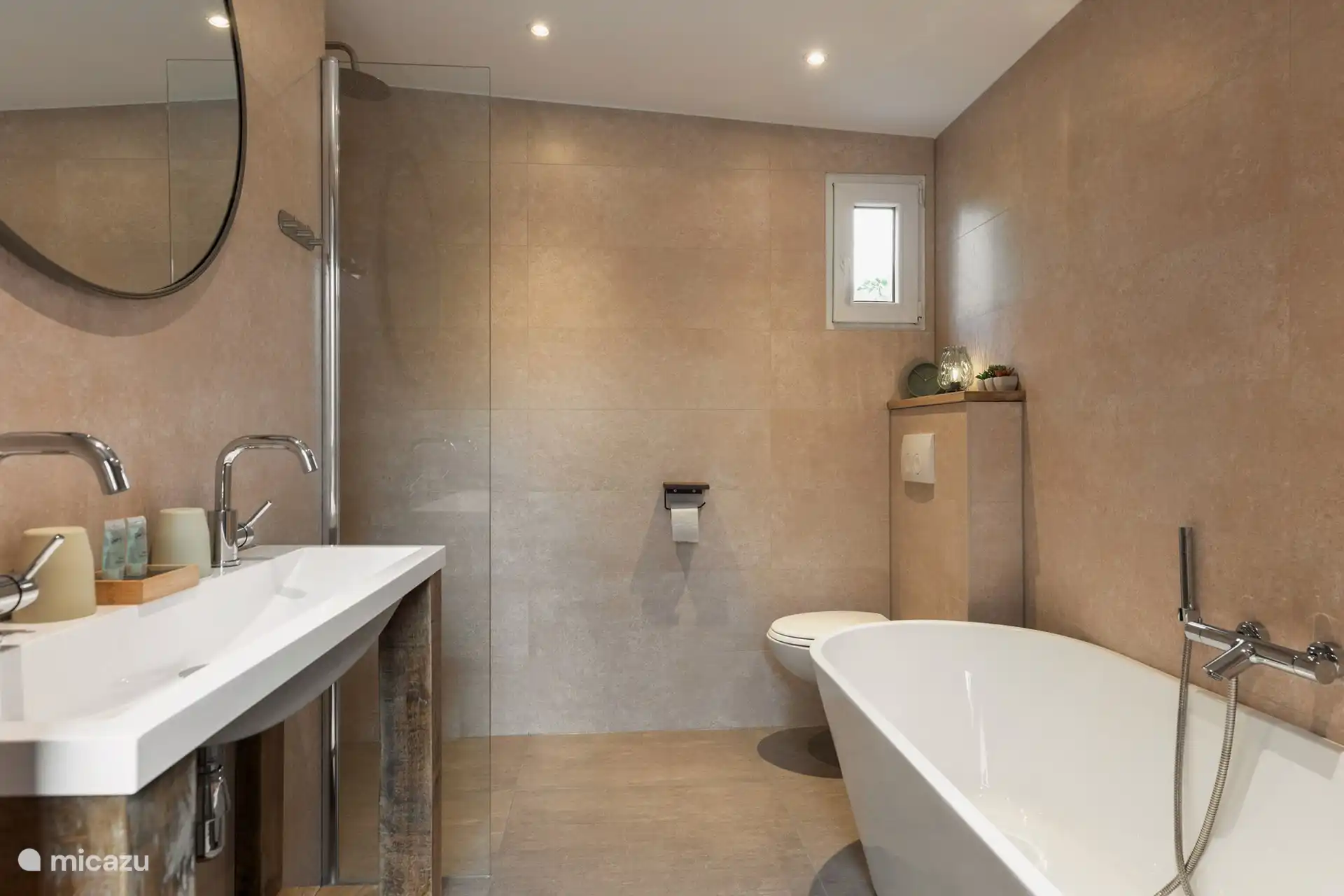 Cuarto de baño con ducha a ras de suelo y bañera exenta