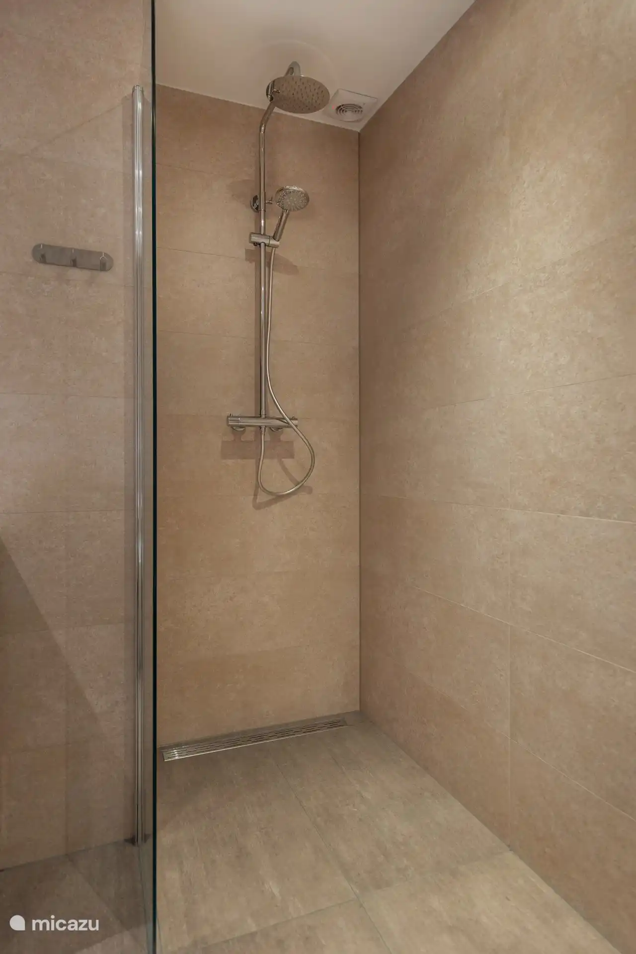 Ducha a ras de suelo