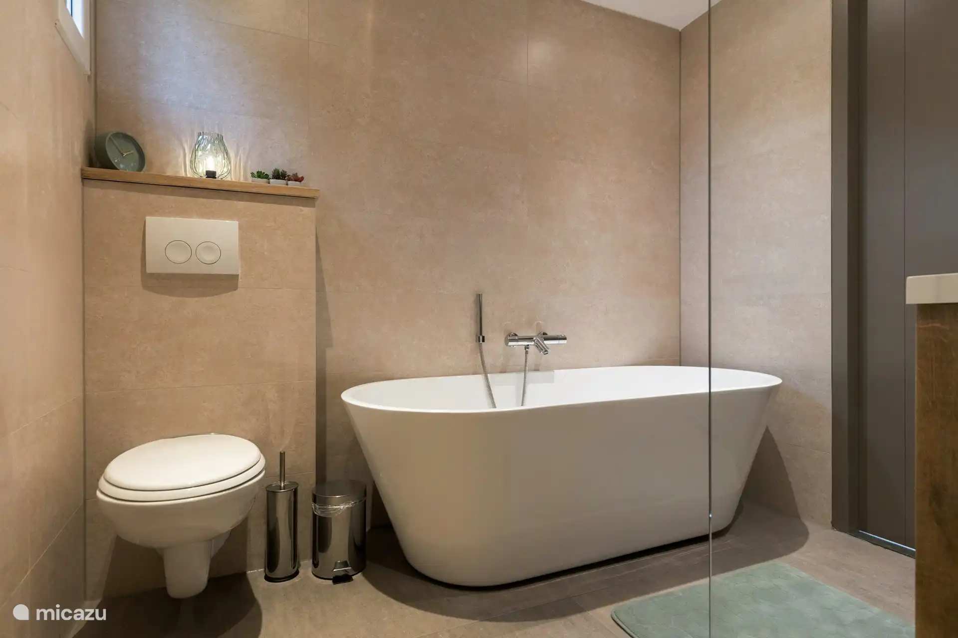 Cuarto de baño con WC y bañera exenta