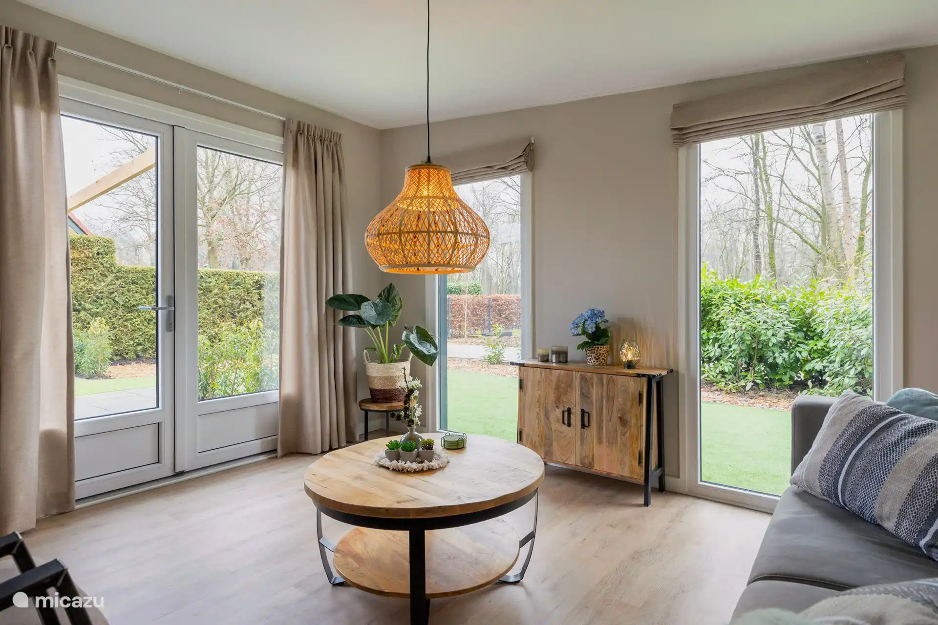 Sala de estar con vista al jardín y al bosque adyacente