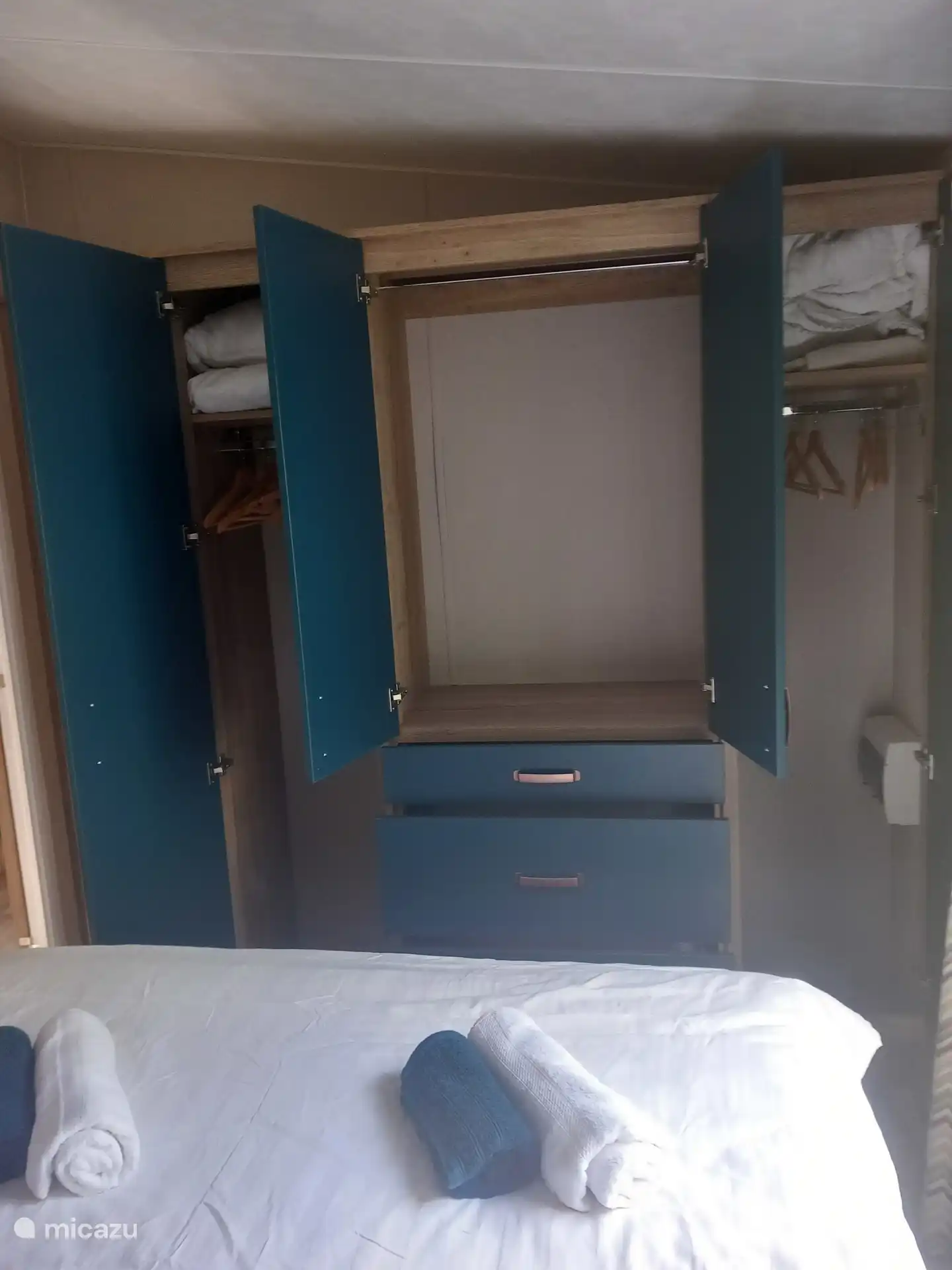 Rangement de l’armoire pour les vêtements