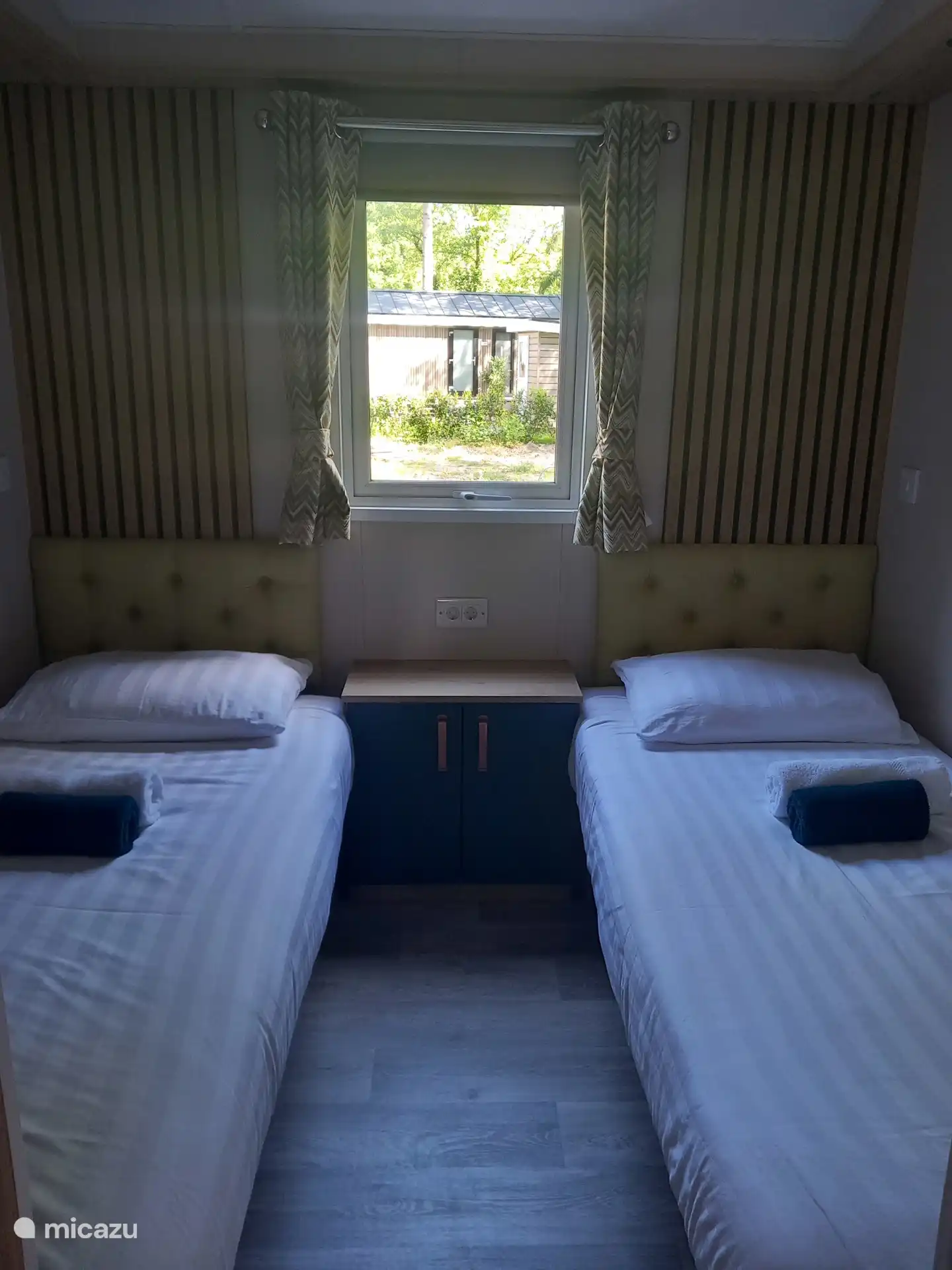 Deux lits simples, draps et serviettes inclus