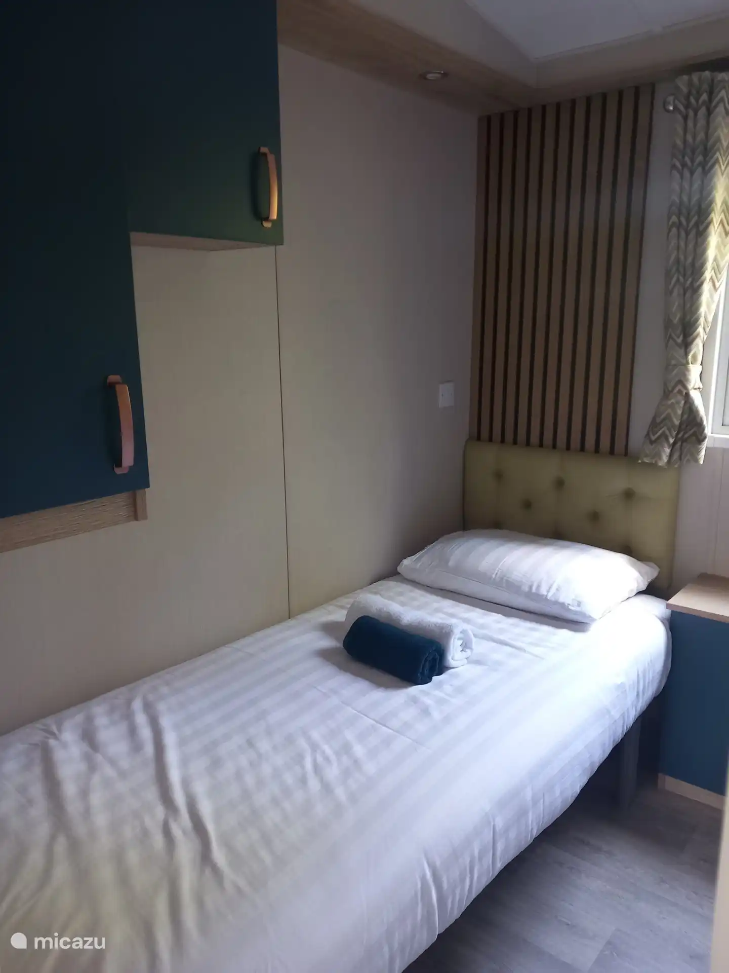 La chambre dispose de 4 placards, dont deux avec penderie