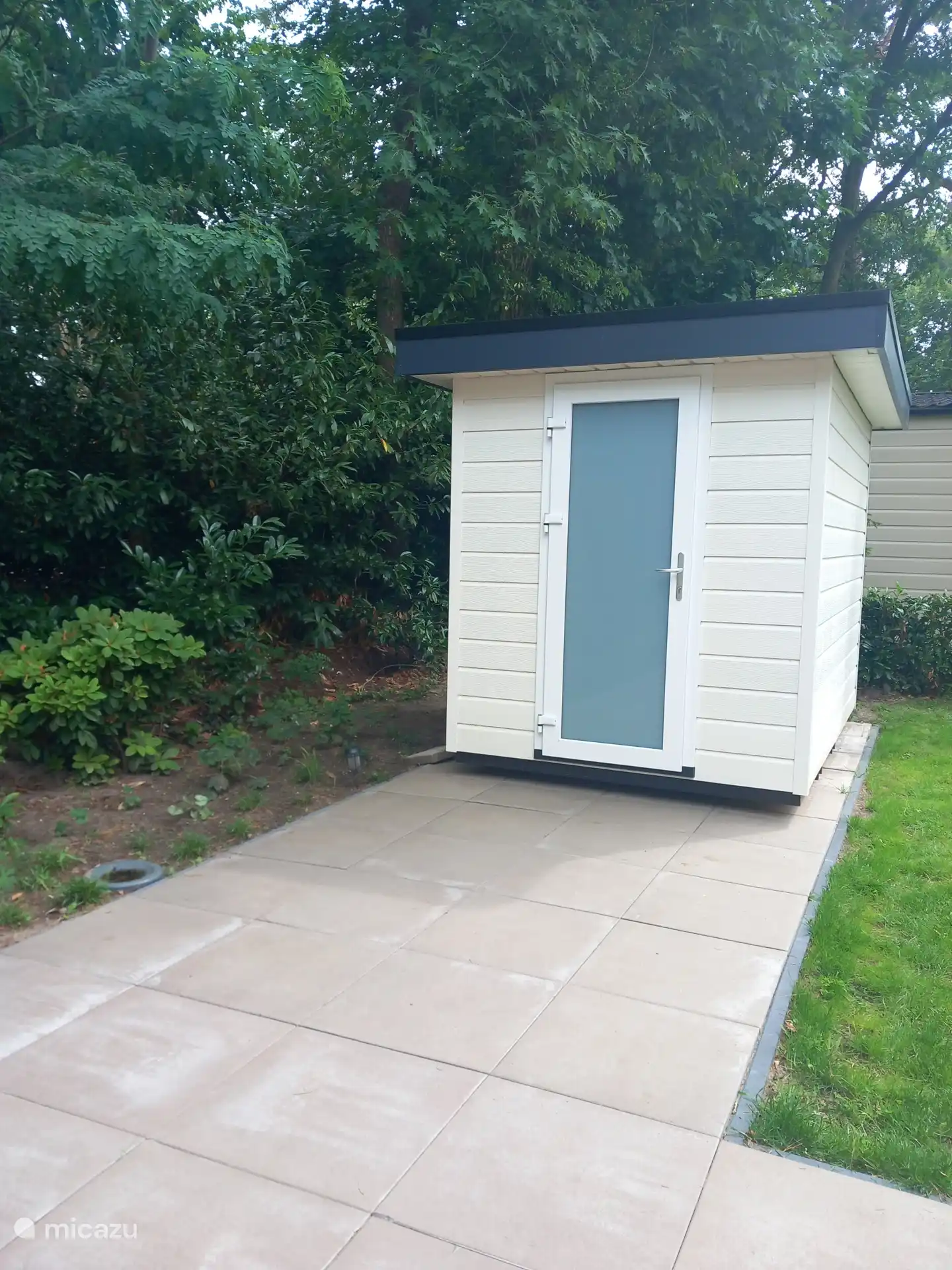 Cabanon, par exemple pour ranger les vélos. Equipé de lumière, d’eau et d’électricité