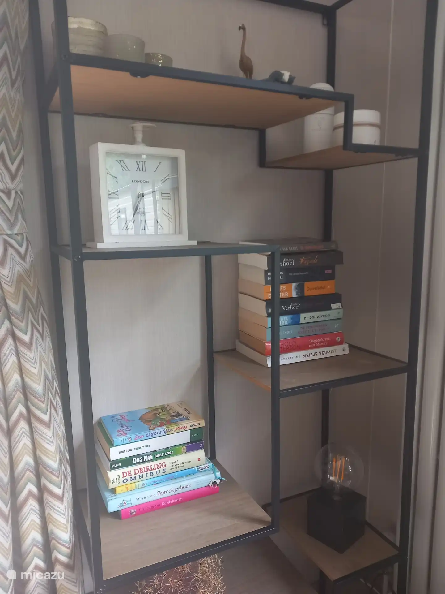 Armoire avec livres, horloge et diffuseur