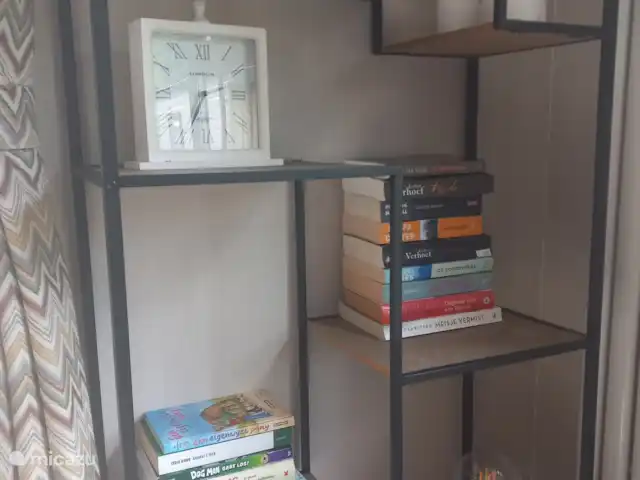 PrinceDélicieux | Pays-Bas, Gueldre, Harderwijk - chalet Armoire avec livres, horloge et diffuseur