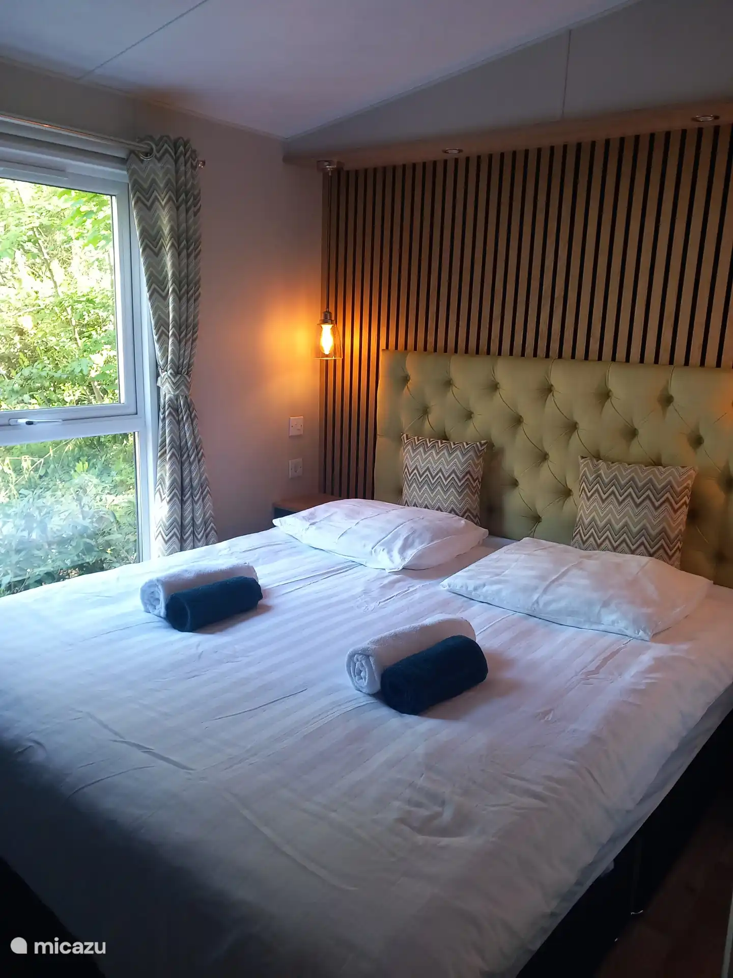 Lit double, draps et serviettes inclus