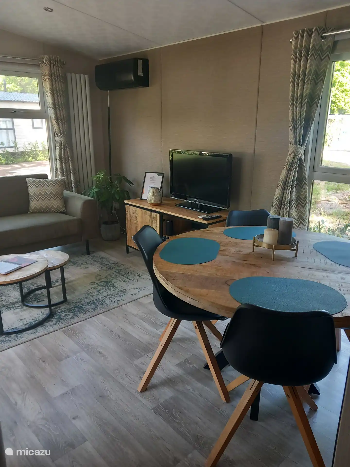 Salon avec coin repas, TV, climatisation, canapé spacieux