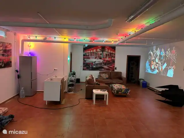 Location de Vacances Espagne, Costa Cálida, Isla plana, villa - Casa Azul Grotte d’homme avec canapé et élément de bar