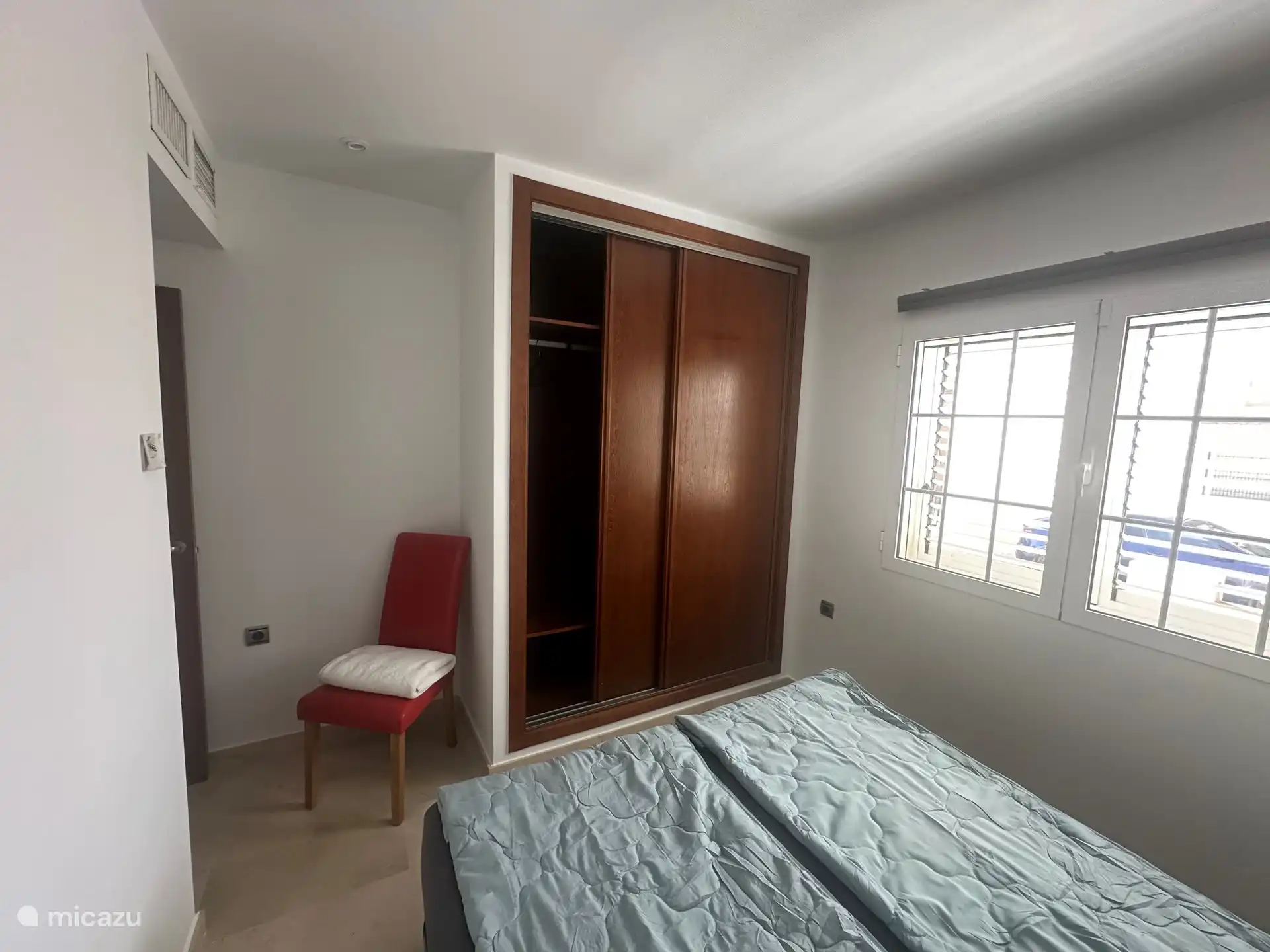 1. Schlafzimmer mit Einbauschrank