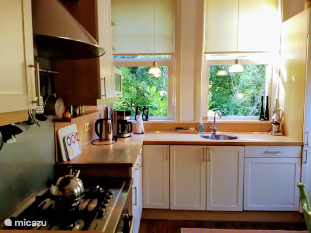 Maison familiale 't Spoorhuis | Pays-Bas, Groningue, Zoutkamp - bungalow Bouilloire et cafetière sur le comptoir.