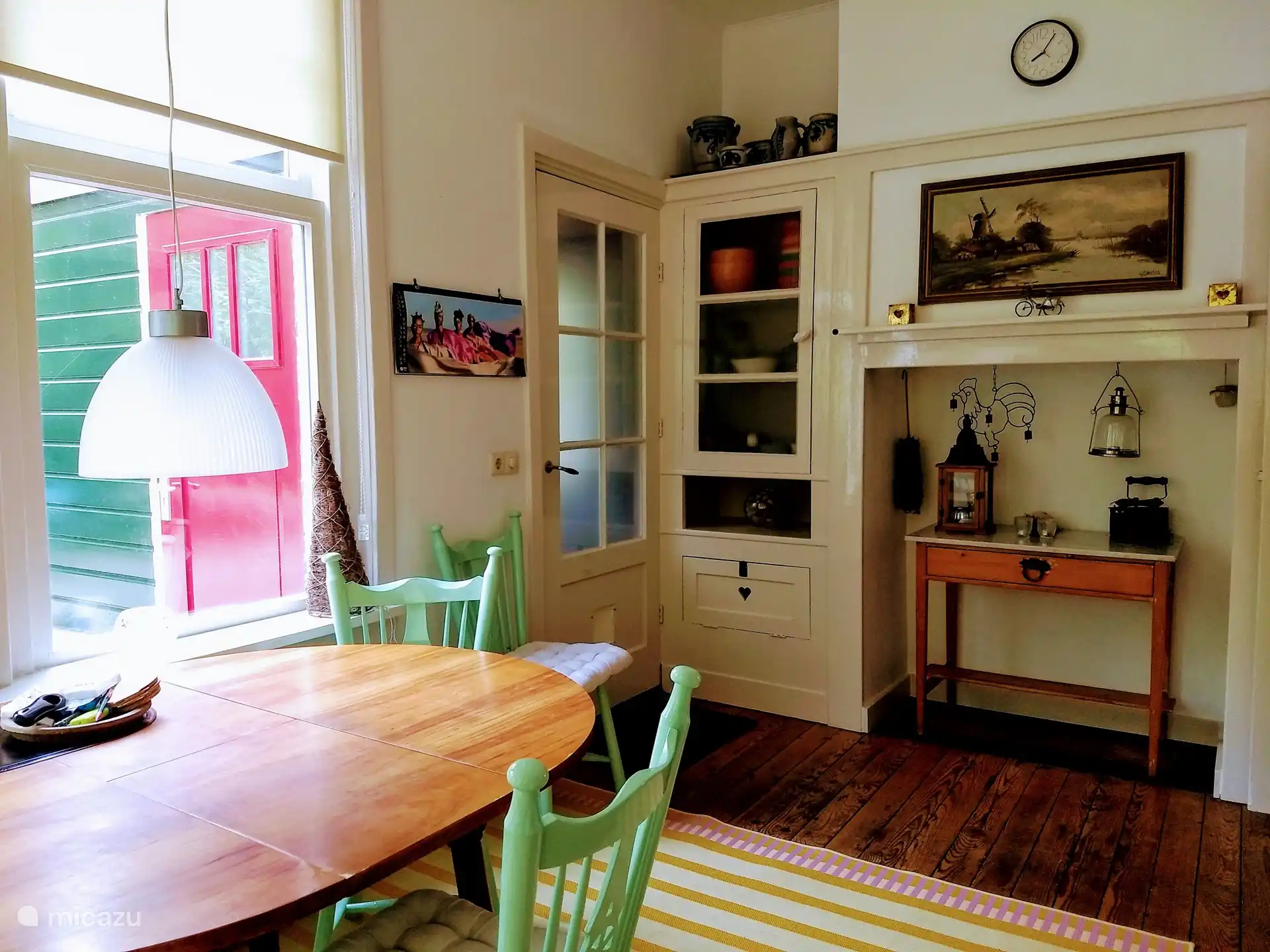 Der zweite Kühlschrank steht nun im Kamin.