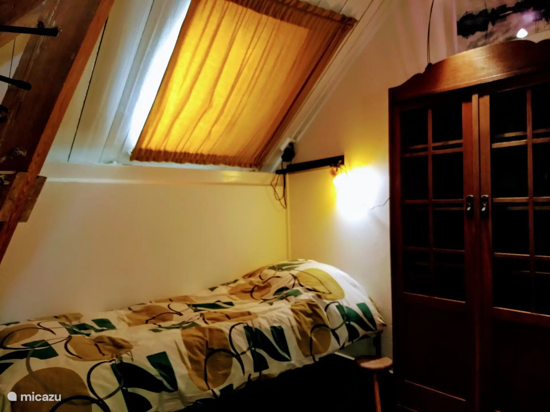 Schlafzimmer mit zwei Einzelbetten