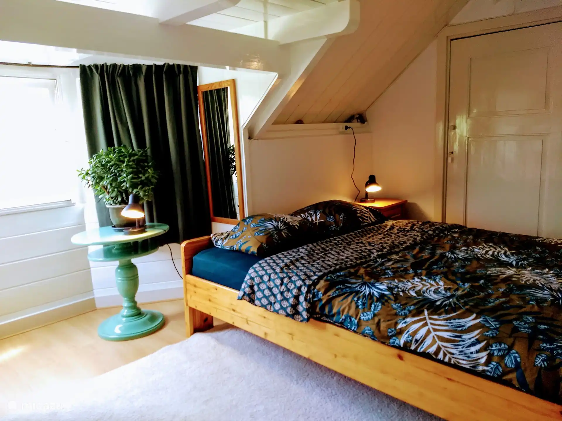 Schlafzimmer mit Doppelbett im ersten Stock.