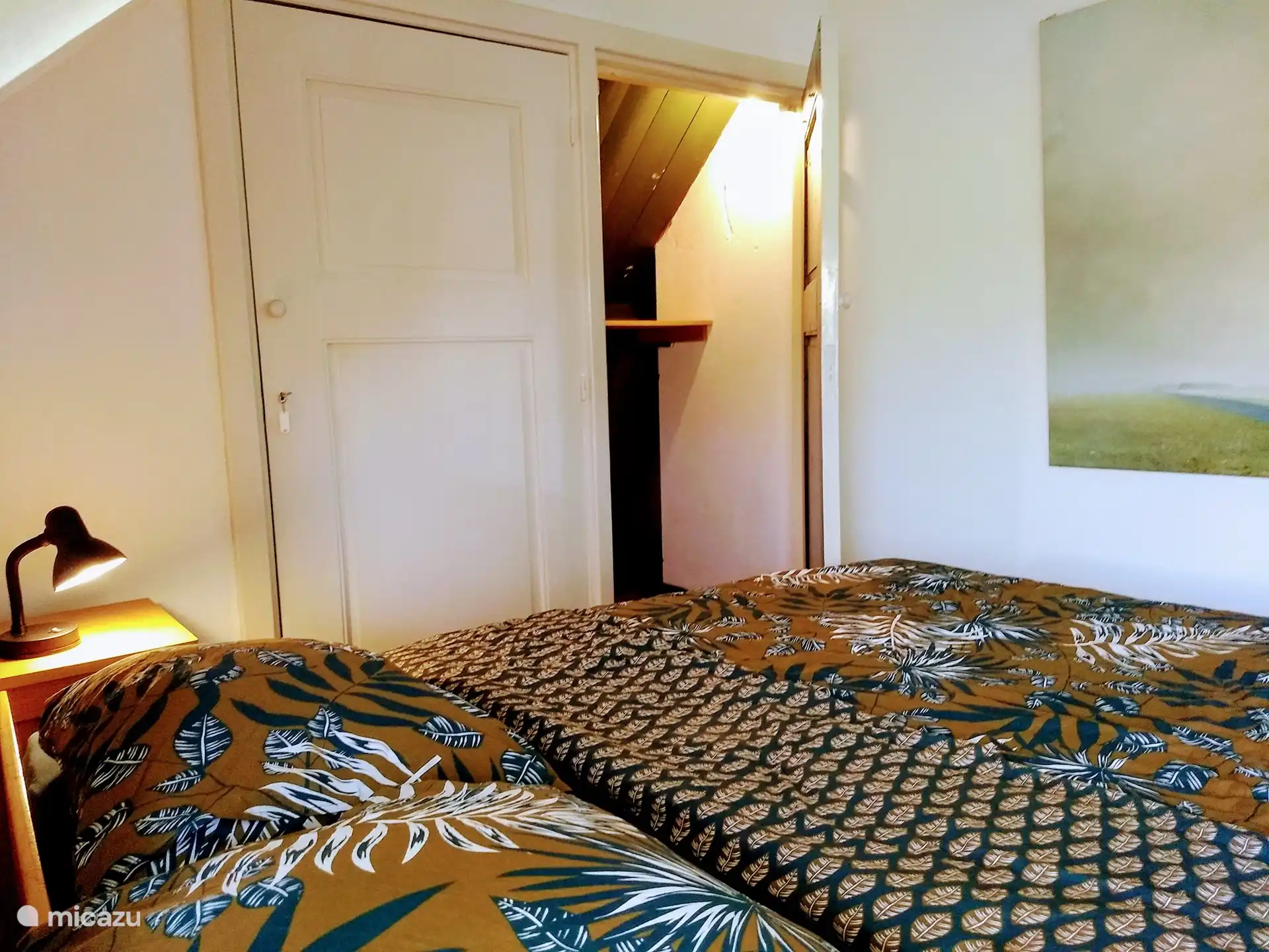 Dieses Schlafzimmer verfügt über einen Einbauschrank.