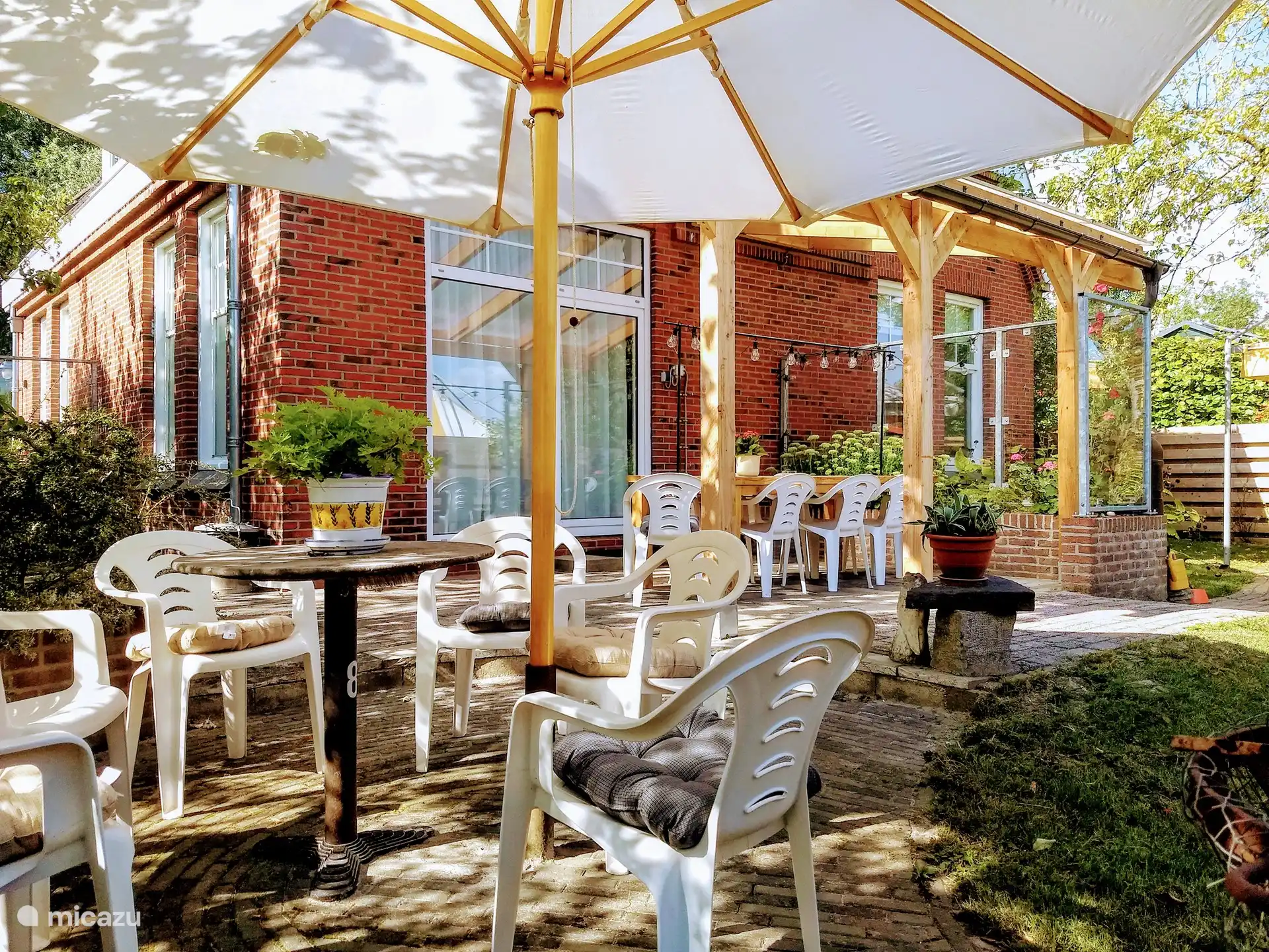 Mehrere Sitzgelegenheiten im Freien