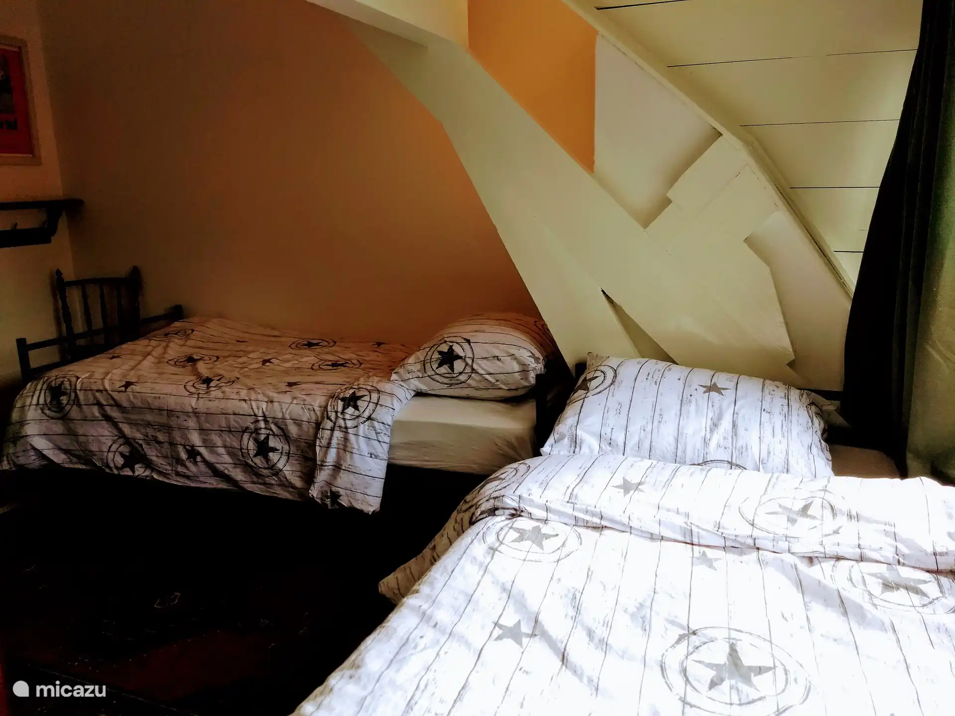 Das andere Schlafzimmer verfügt über zwei Einzelbetten.