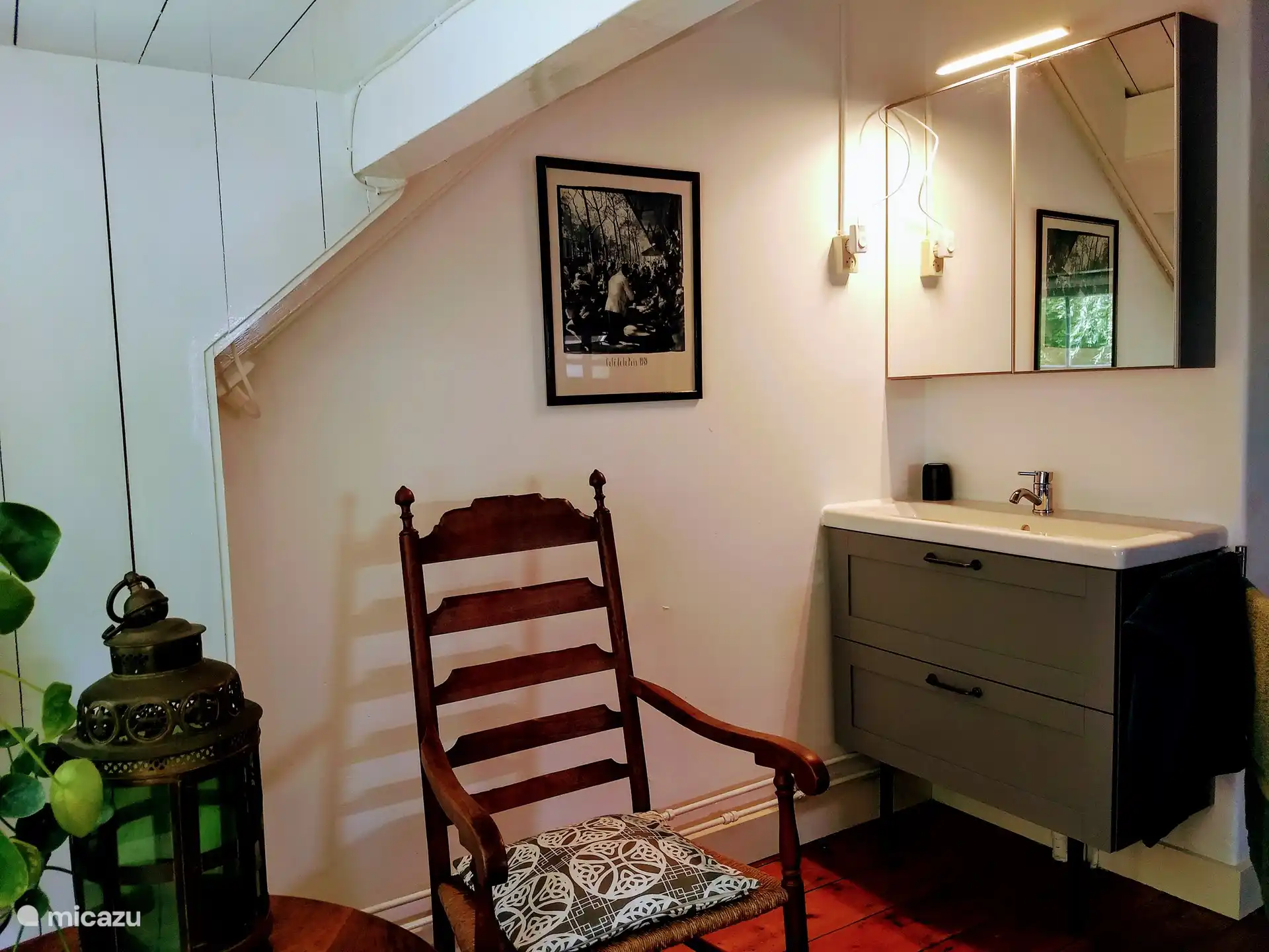 Dieses Schlafzimmer verfügt über ein Waschbecken.