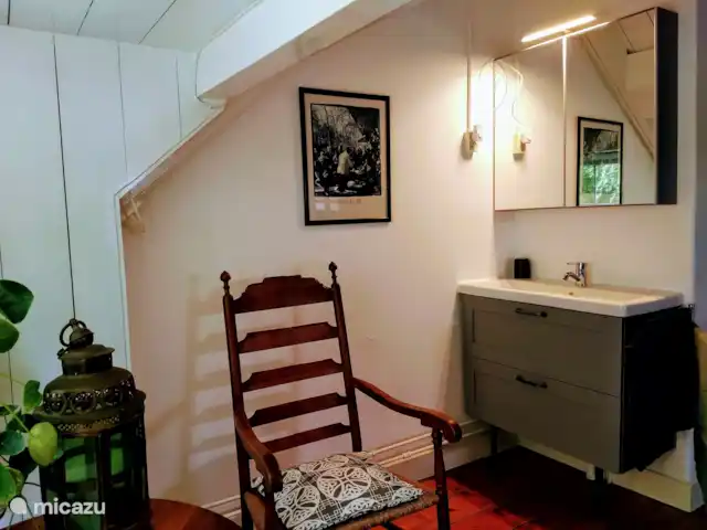 Maison familiale 't Spoorhuis | Pays-Bas, Groningue, Zoutkamp - bungalow Cette chambre dispose d’un lavabo.