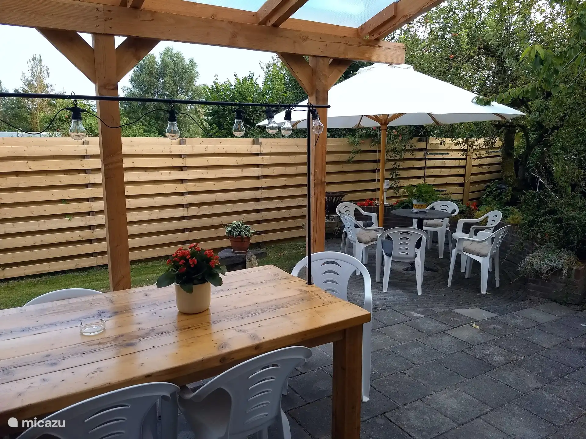 Runder Sitz von der überdachten Terrasse aus gesehen.