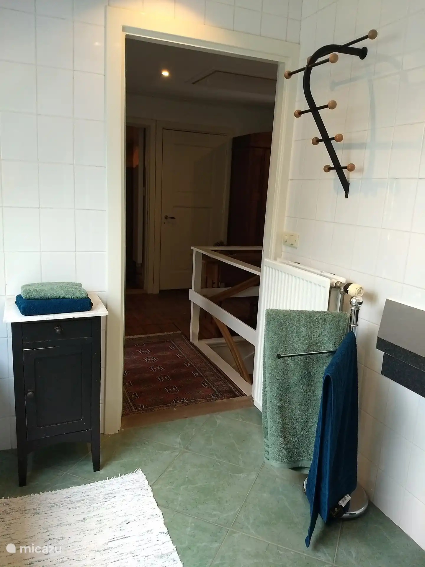 Vom Badezimmer aus ein Blick auf den Treppenabsatz