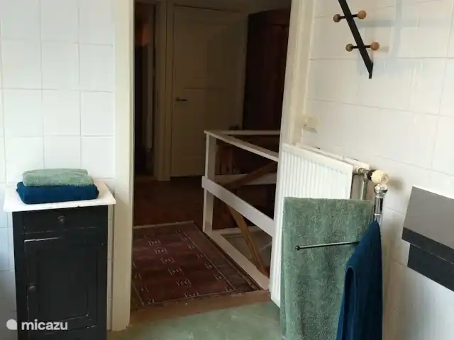 Maison familiale 't Spoorhuis | Pays-Bas, Groningue, Zoutkamp - bungalow De la salle de bain, une vue sur le palier