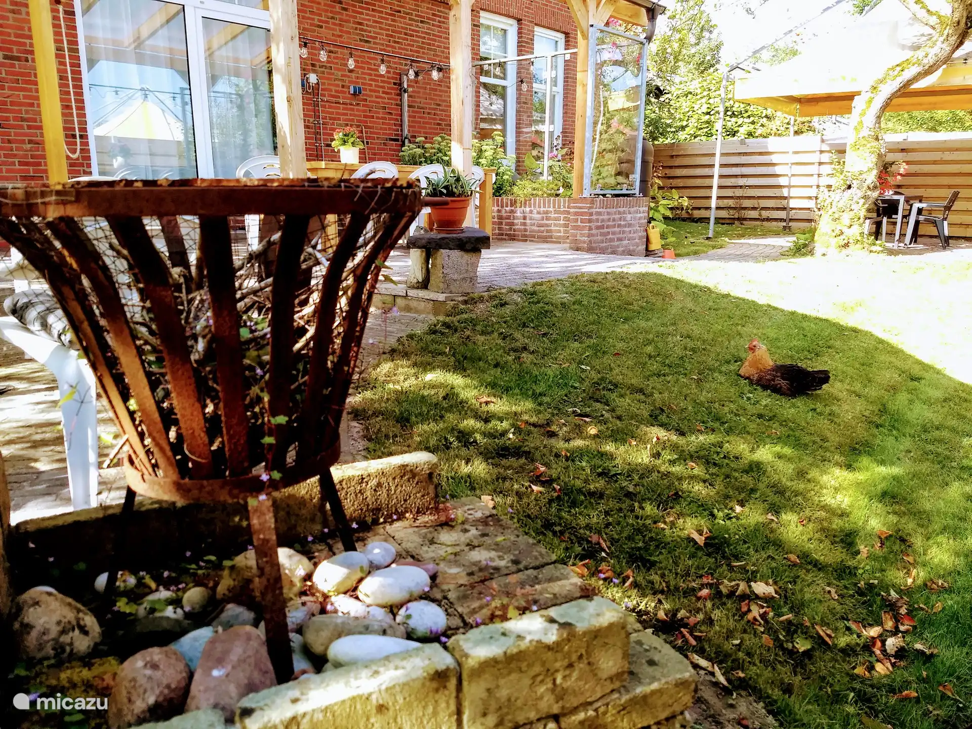 Die Nutzung der Feuerstelle ist im Preis inbegriffen. Das Huhn nicht.