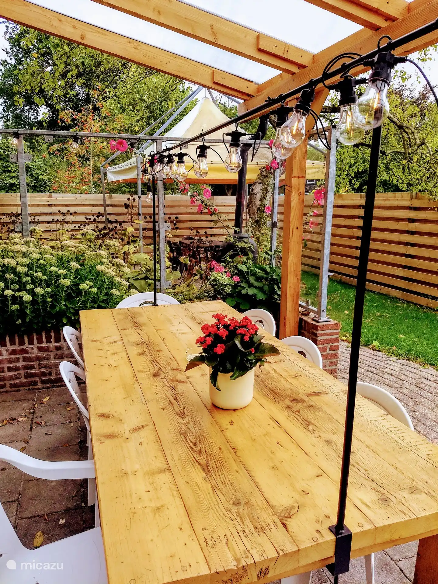 Baldachin, zugänglich durch Schiebetüren im Wohnzimmer und draußen