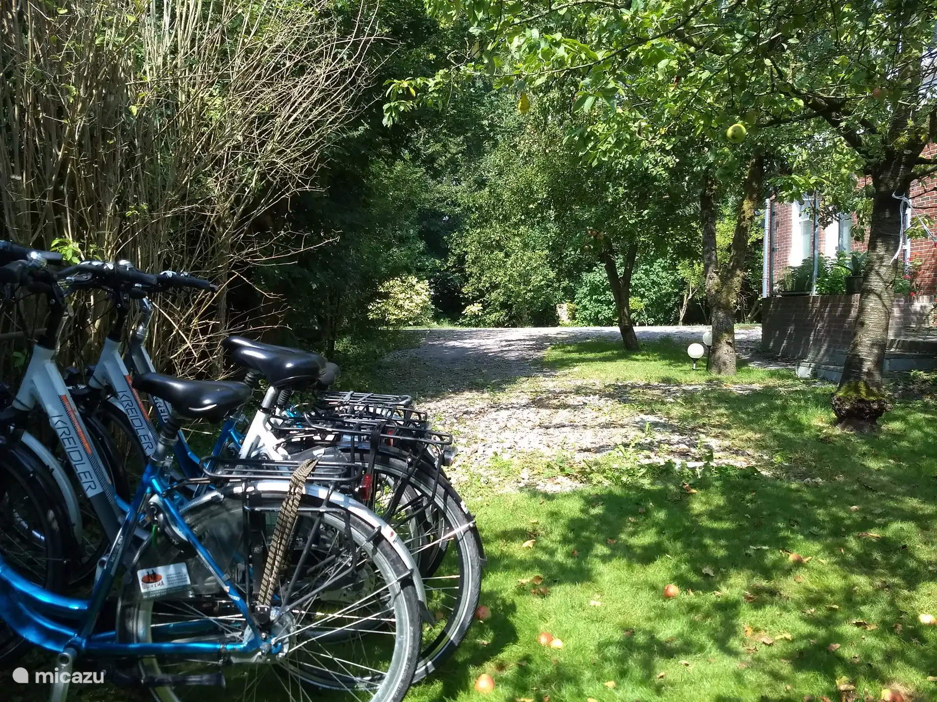 Die Parkplätze neben dem Haus.