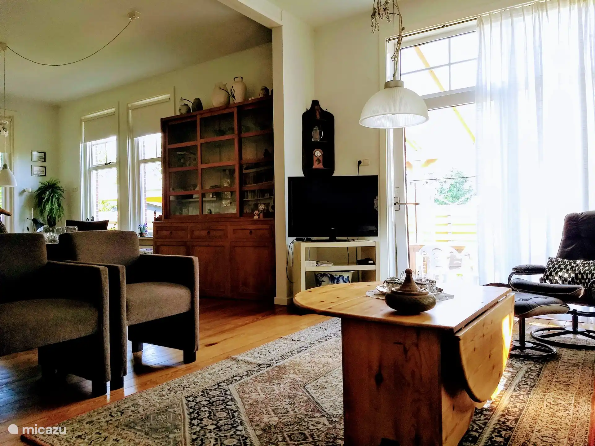 Sitzecke mit TV, auch per Chromecast steuerbar.