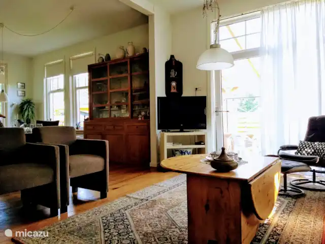 Maison familiale 't Spoorhuis | Pays-Bas, Groningue, Zoutkamp - bungalow Coin salon avec TV, également contrôlable par chromecast.
