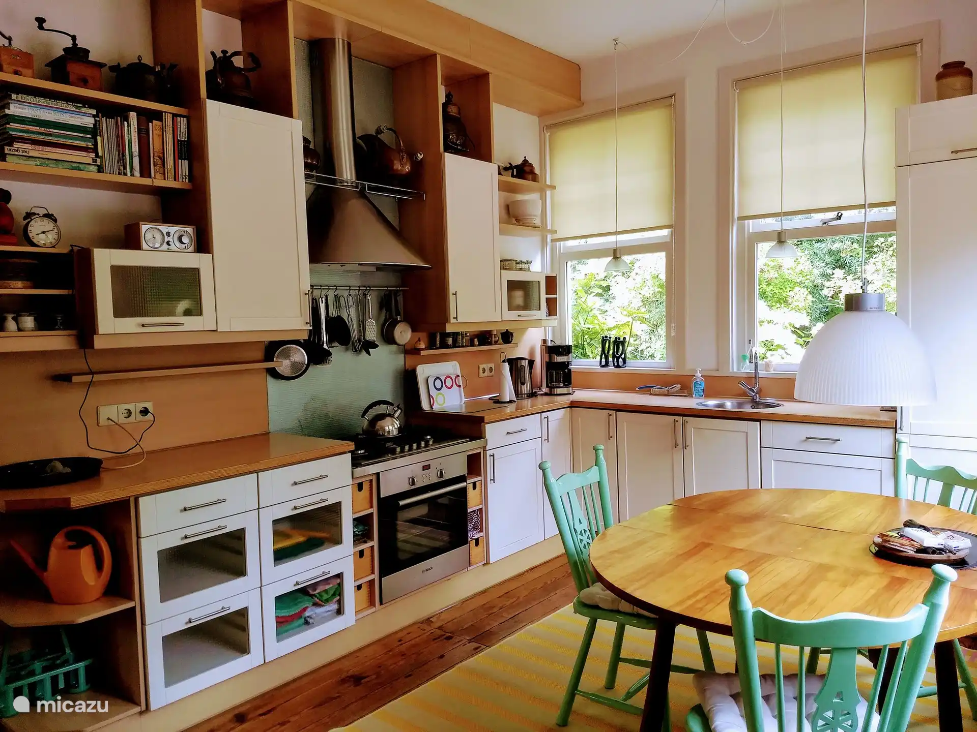 Küche mit 5-Flammen-Gasherd und Backofen, zwei Kühlschränken und einem Gefrierschrank.