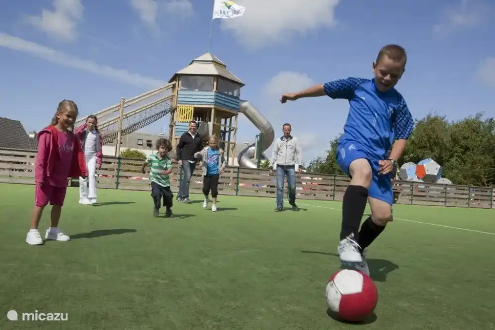 Umfangreicher Spielplatz im Park