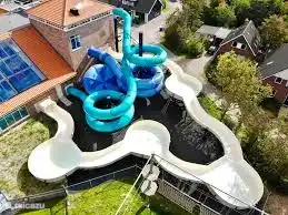 Schönes Schwimmbad mit 4 Rutschen und zusätzlichem Außenpool.