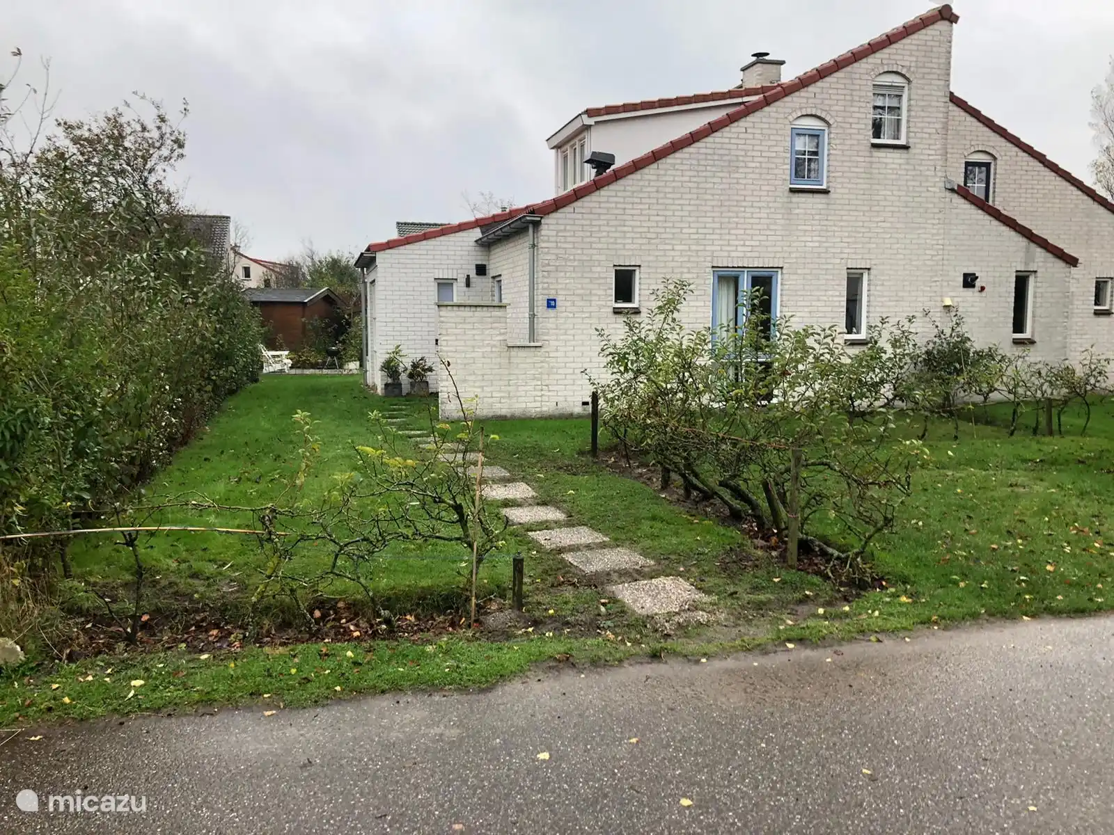 Schöner Doppelbungalow mit 2 privaten Parkplätzen.