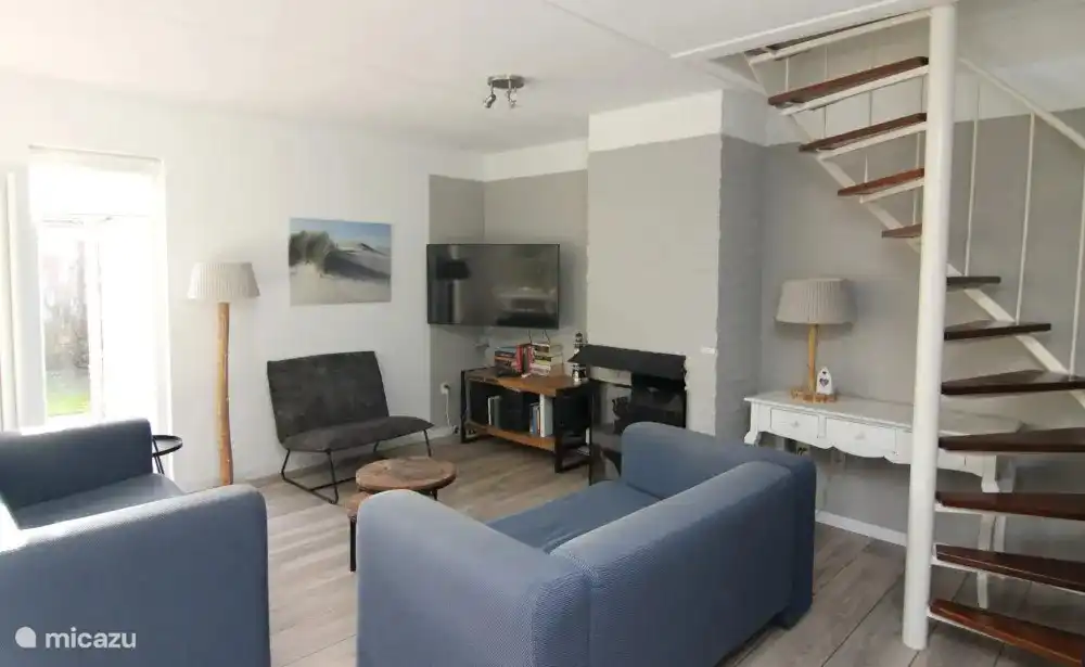 Sitzecke mit Smart-TV.