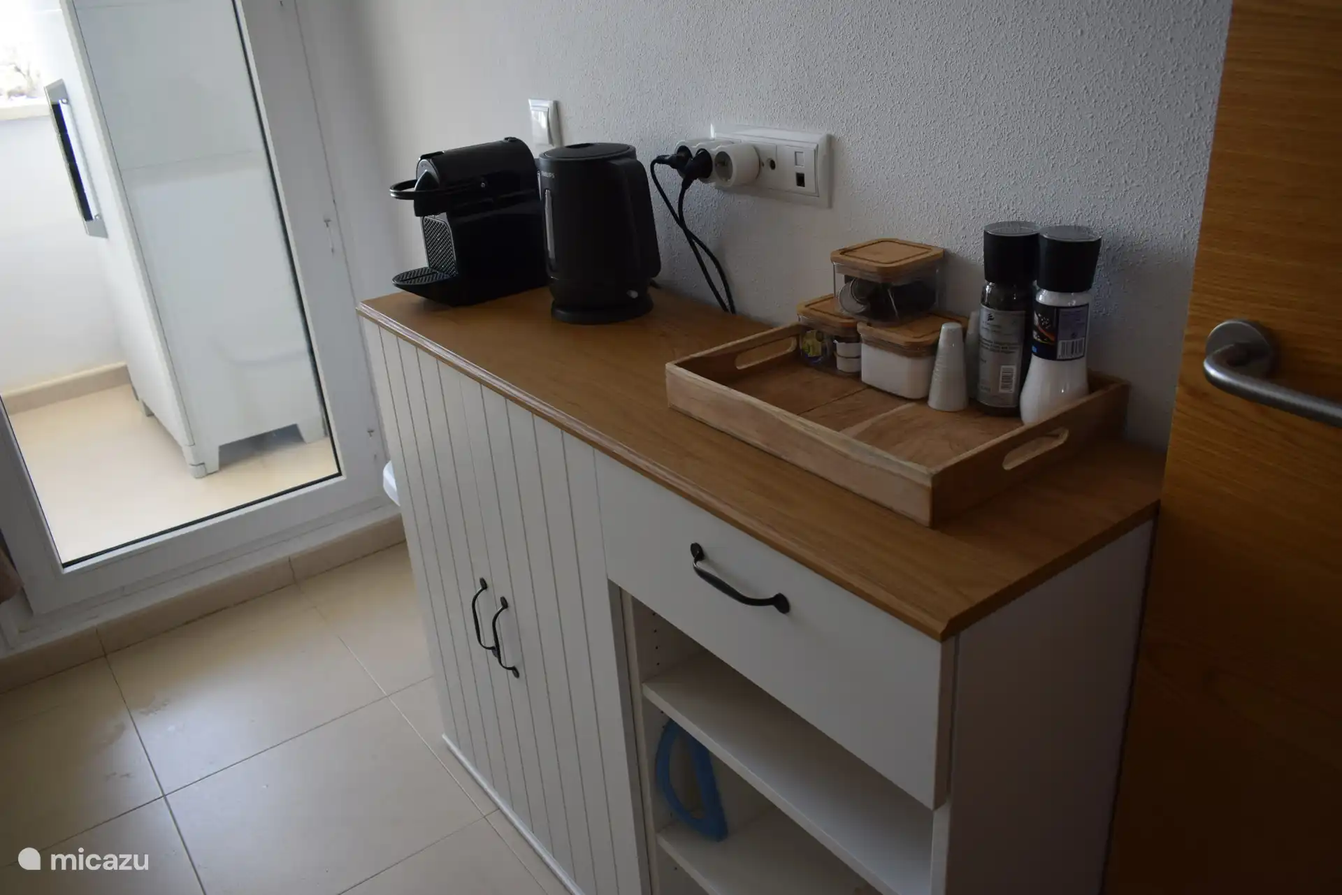 Cocina (Nespresso, hervidor de agua)