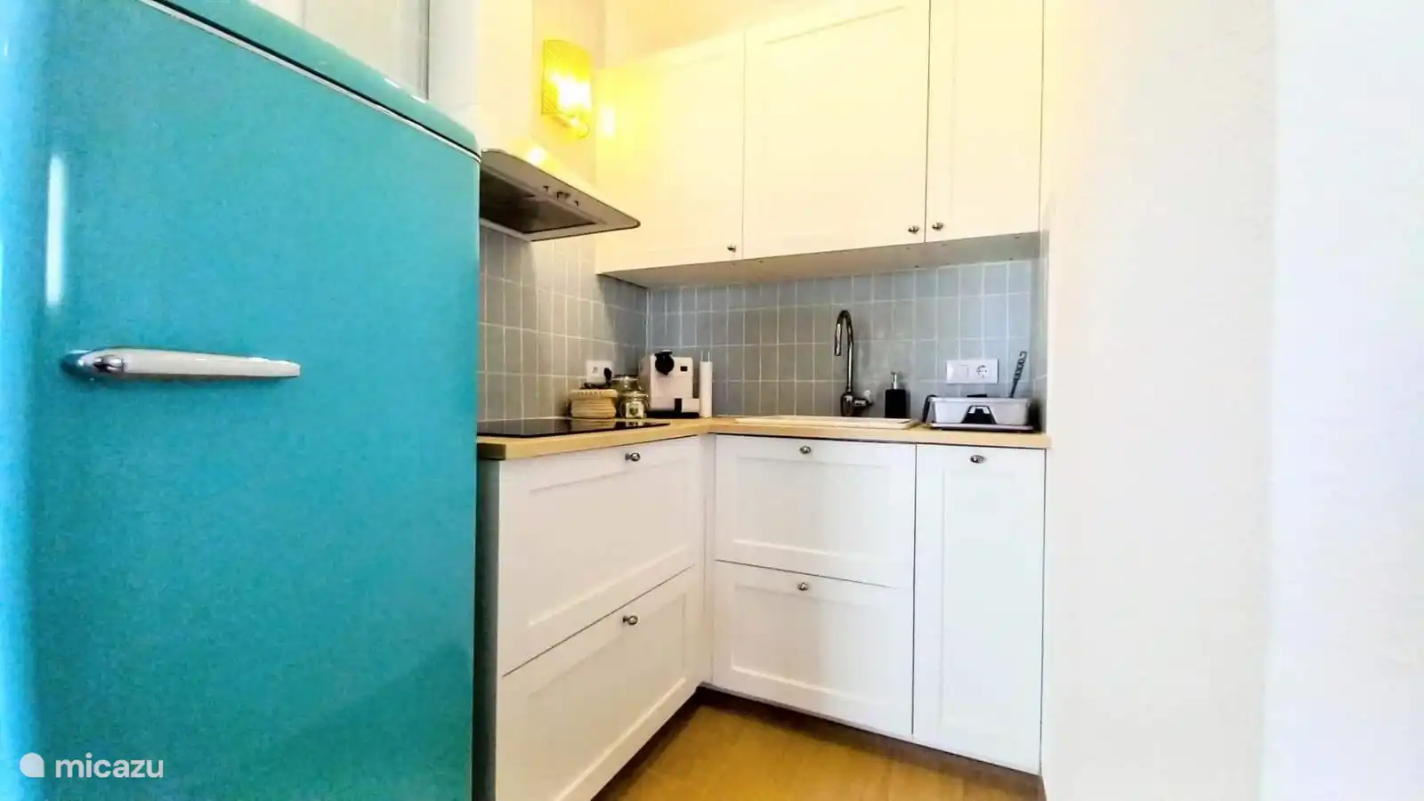 Die Küche ist kompakt, aber komplett ausgestattet. 